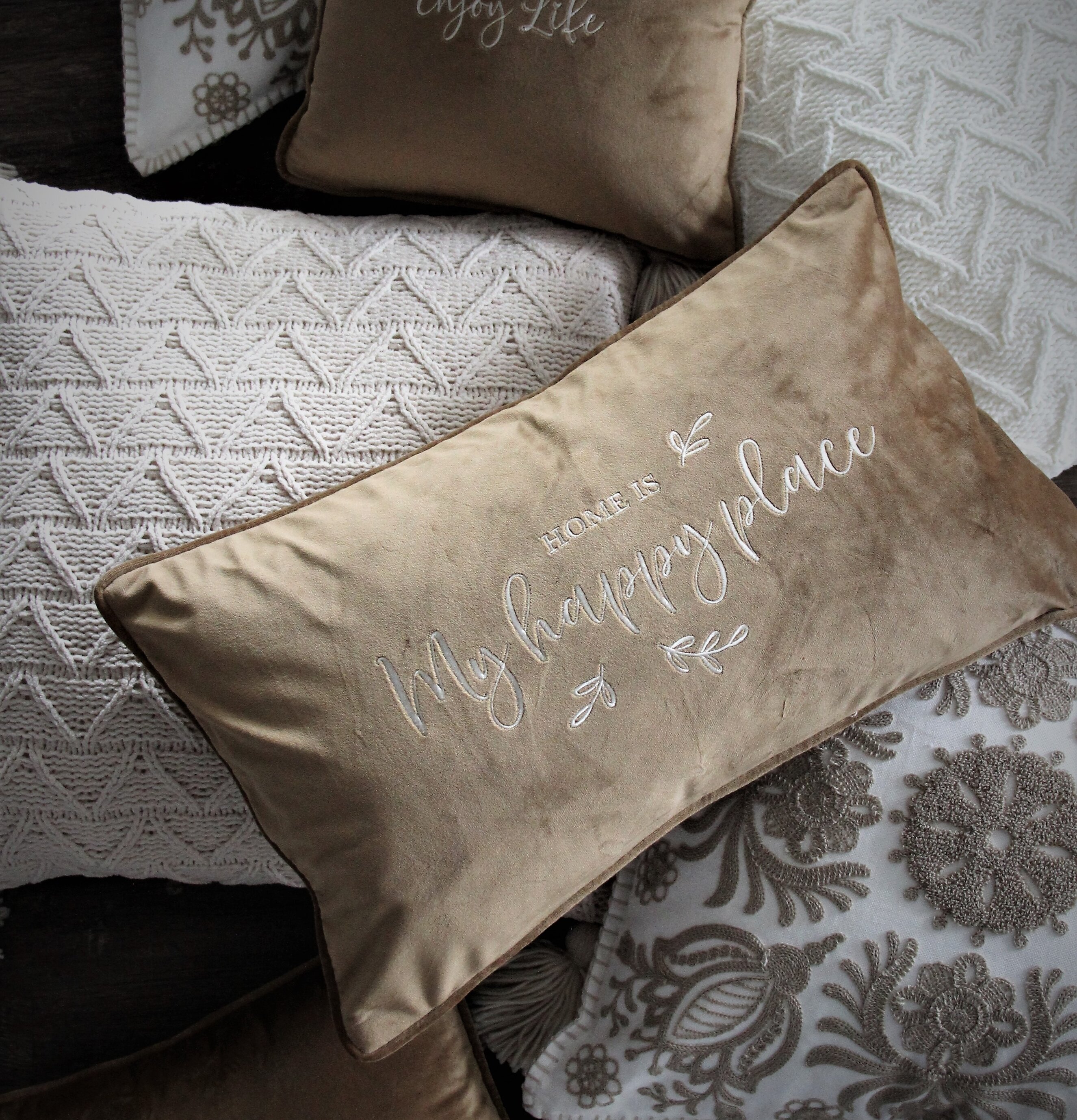Kudde Home Is My Happy Place från Majas Cottage i en soffa