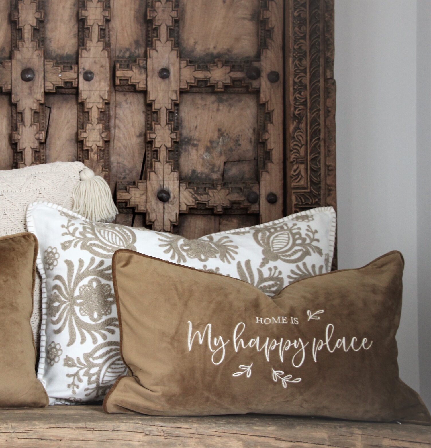 Kudde Home Is My Happy Place från Majas Cottage på träbänk