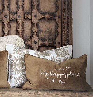 Kudde Home Is My Happy Place från Majas Cottage på träbänk