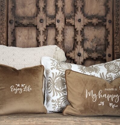 Kudde Enjoy Life från Majas Cottage med mjuk sammetstextur