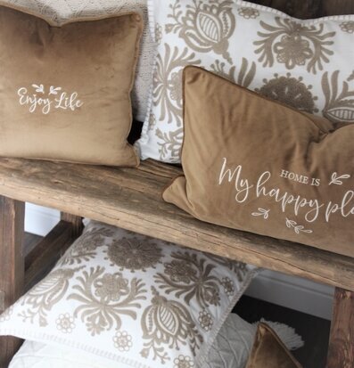 Kudde Home Is My Happy Place från Majas Cottage på träbänk