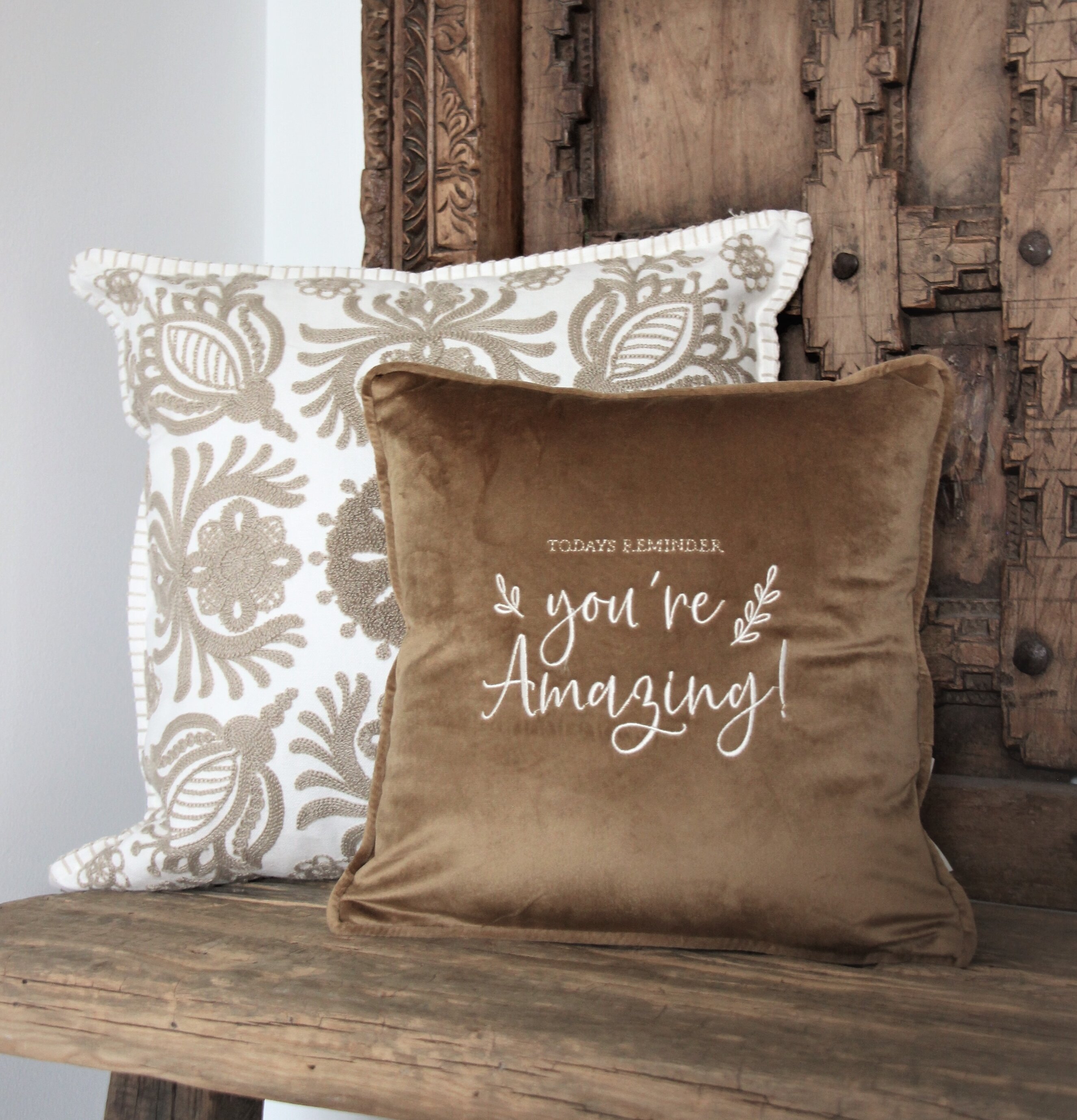 Kudde You're Amazing från Majas Cottage på rustik trämöbel