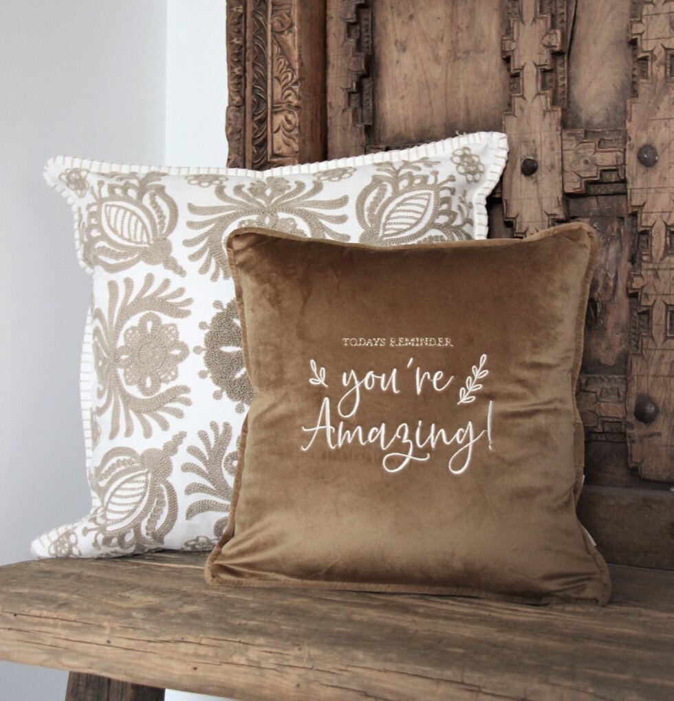 Kudde You're Amazing från Majas Cottage på rustik trämöbel