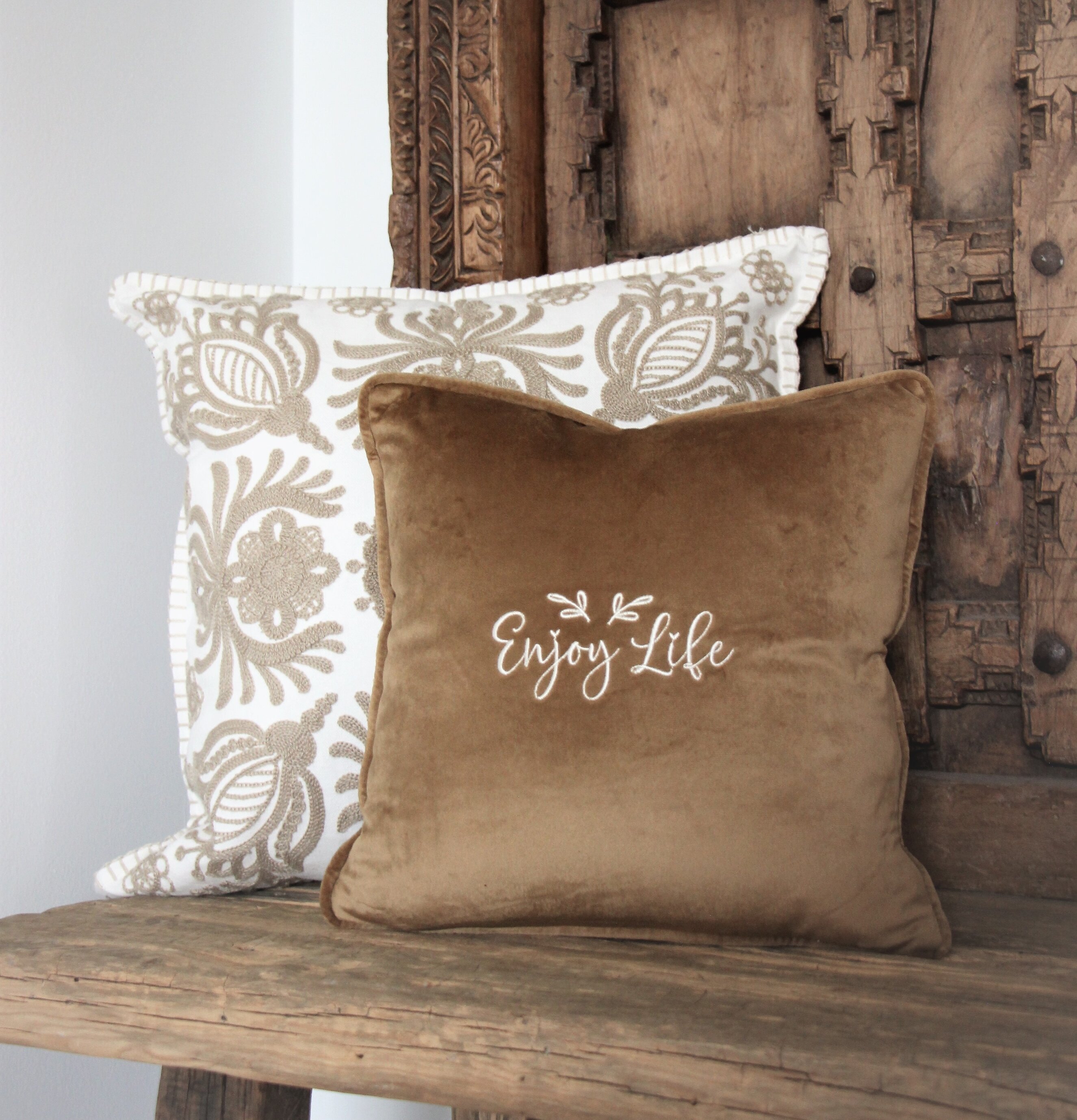 Kudde Enjoy Life från Majas Cottage på rustik träbänk