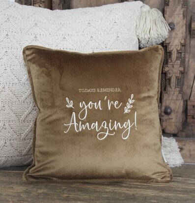 Kudde You're Amazing från Majas Cottage på rustikt träbord