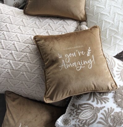 Kudde You're Amazing från Majas Cottage i brun nyans