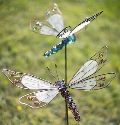 Slända Självlysande Pinne från Multi Agentur i gräsmatta