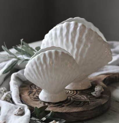 Seashell Vas Stor från Majas Cottage i keramik med vit finish