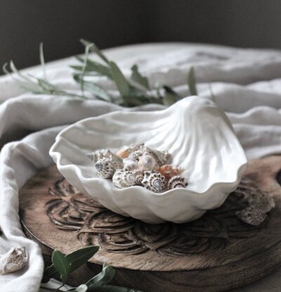 Skål Seashell från Majas Cottage på rustik träplatta med snäckor