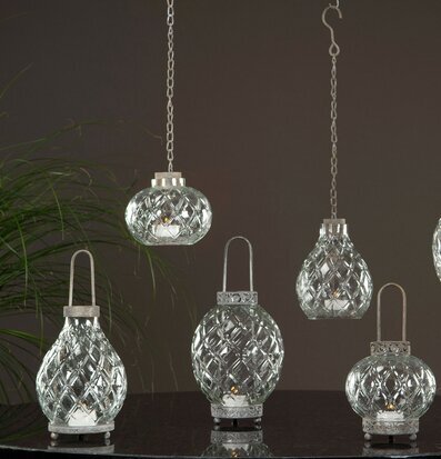 Foto av glaslyktor som skapar stämningsfull atmosfär