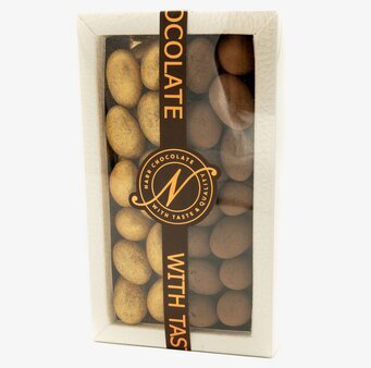 Bild av elegant förpackning med chokladmandlar