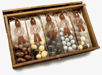 Bild av exklusiv chokladpresentation i trälåda