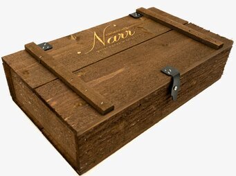 Foto av stilren trälåda med rustik charm och patina