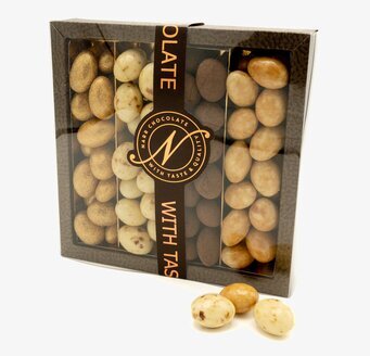 Bild av elegant chokladförpackning med fyra smaker