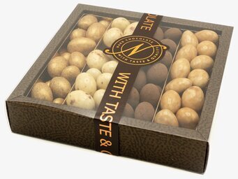 Bild av lyxiga chokladpraliner i elegant förpackning