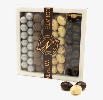 Bild av stilfull chokladask med fyra smakvariationer