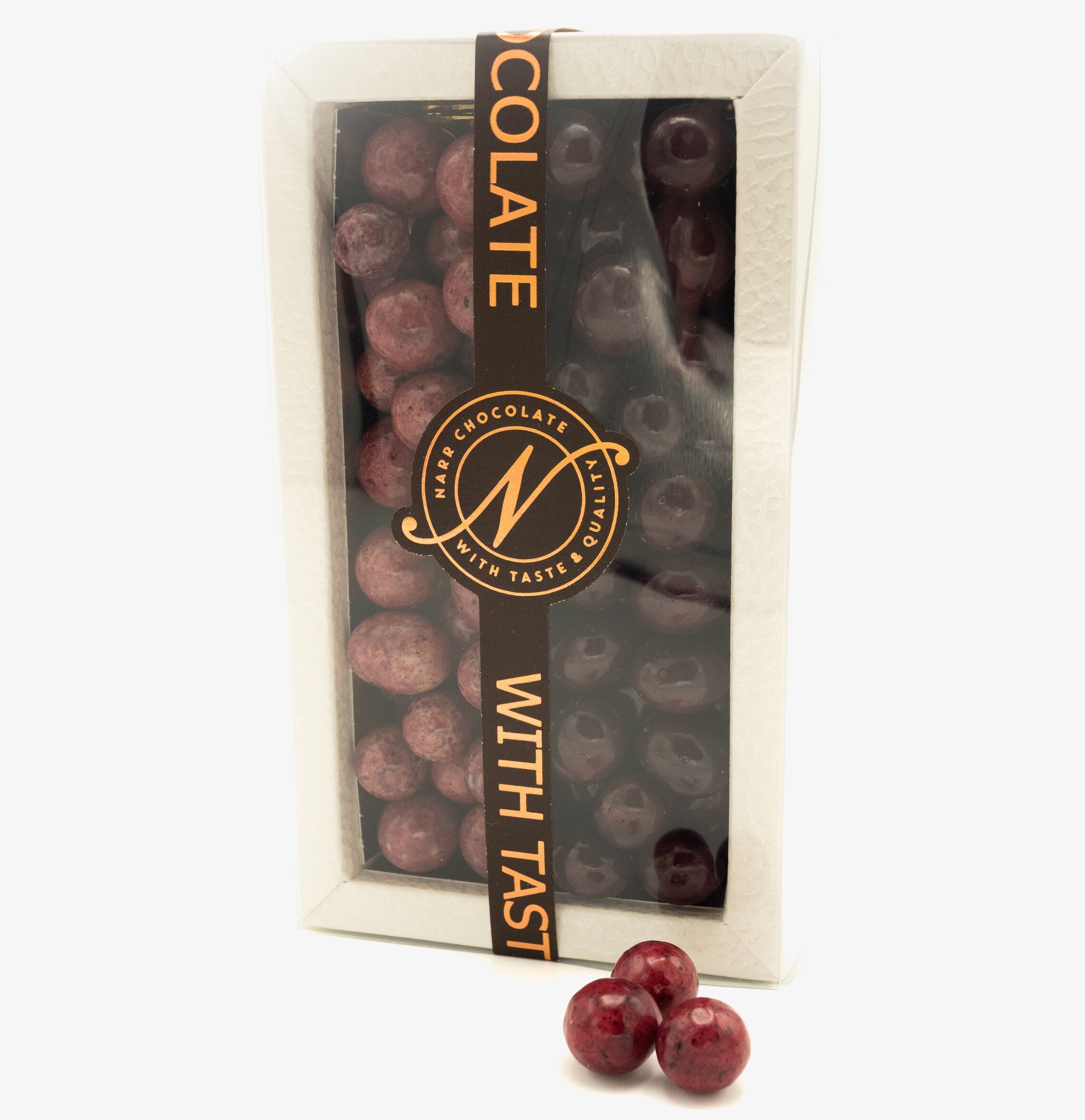 Bild av elegant förpackning med chokladdragerade bär