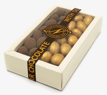 Bild av elegant förpackning med lyxiga chokladmandlar