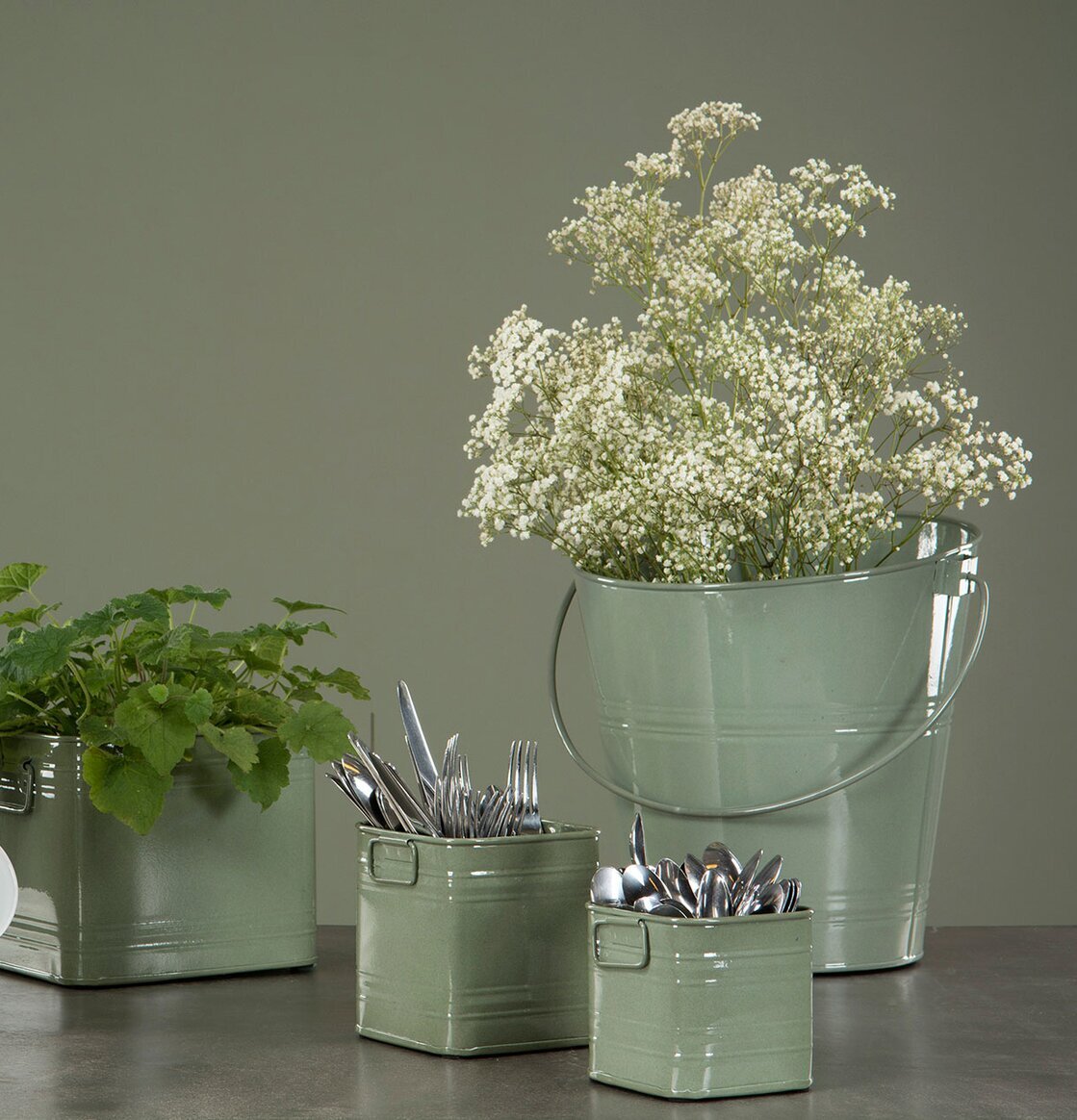 Hink Emalj Grön från A Lot Decoration fylld med blommor