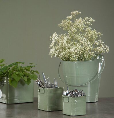 Hink Emalj Grön från A Lot Decoration fylld med blommor