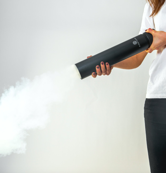 Brandsläckare Firemill Svart från Eldstickan i användning