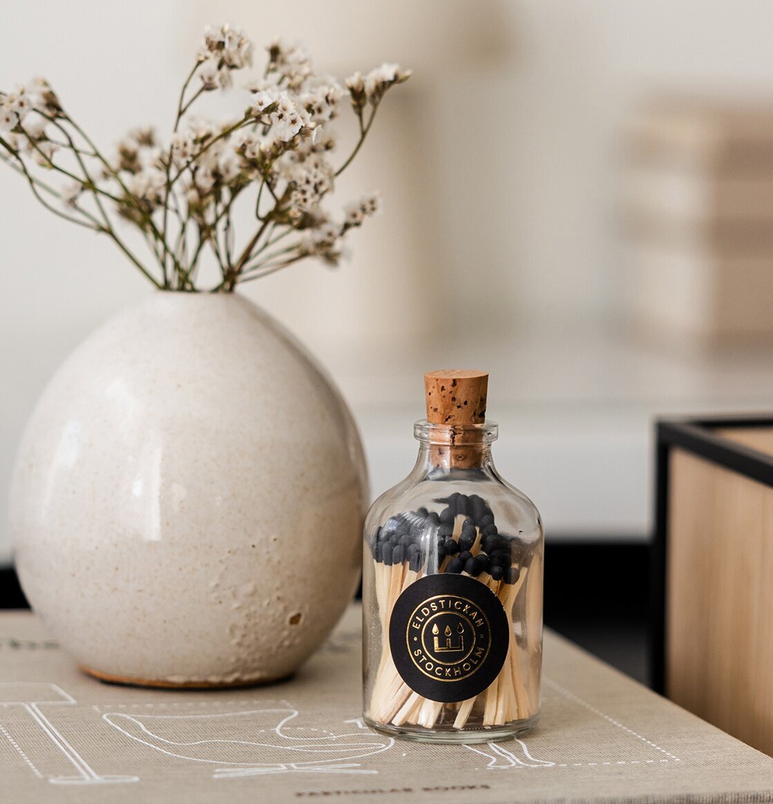 Tändstickor Rund Svart från Eldstickan i glasbehållare