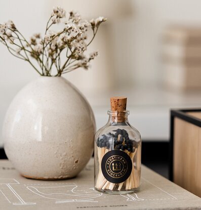 Tändstickor Rund Svart från Eldstickan i glasbehållare