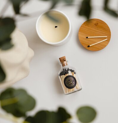 Tändstickor Rund Svart från Eldstickan i glasflaska