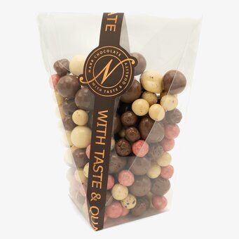 Foto av lyxig chokladförpackning med färgglada kulor