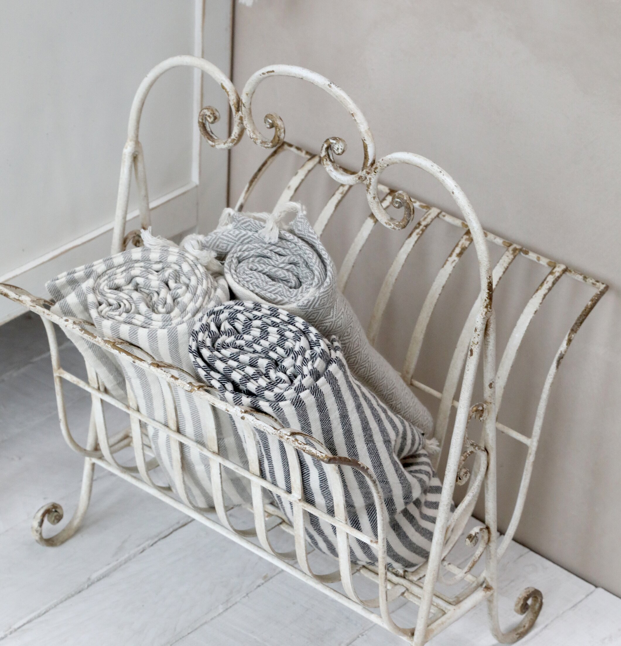 Tidningsställ Antique Creme från Chic Antique i lantlig stil