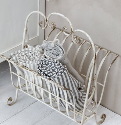 Tidningsställ Antique Creme från Chic Antique i lantlig stil