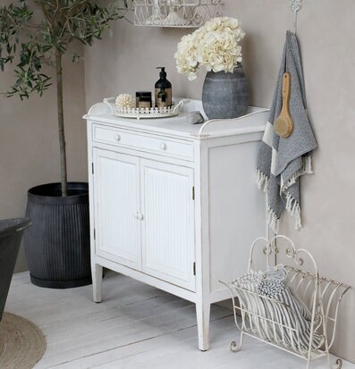 Tidningsställ Antique Creme från Chic Antique bredvid byrå