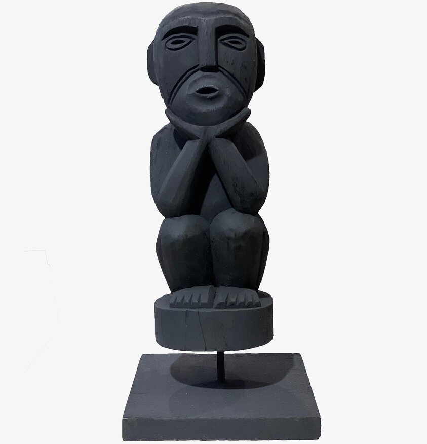 Woodo Figurin Svart från Wikholm Form på vit bakgrund