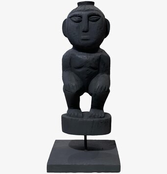 Woodo Figurin Svart från Wikholm Form, sittande person