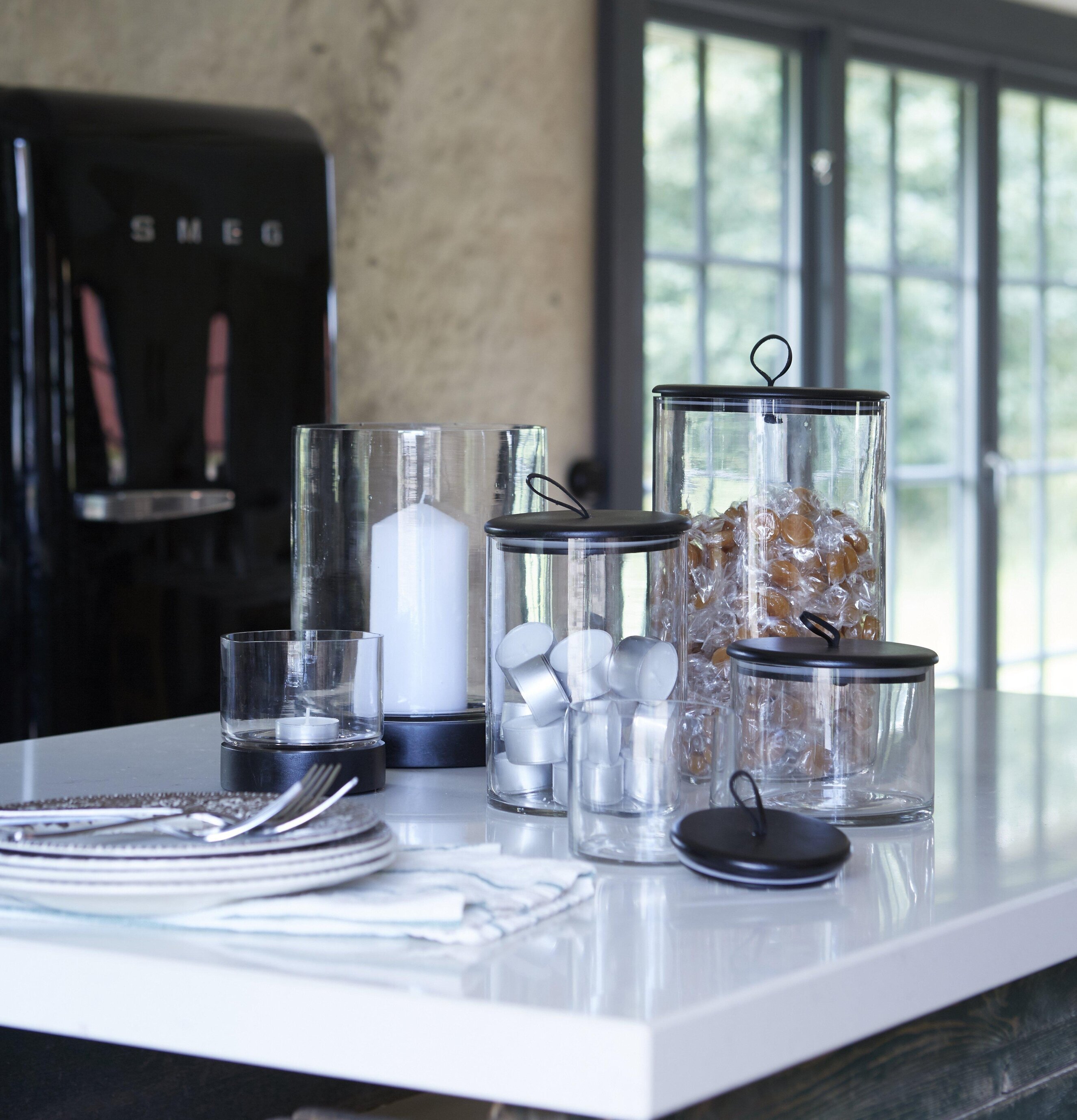 Glasburk Kuta Natur L från Wikholm Form på vit bordsytor