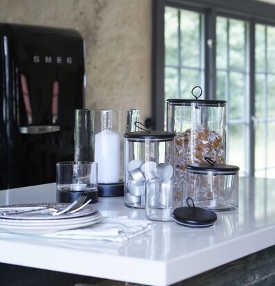 Glasburk Kuta Natur L från Wikholm Form på vit bordsytor