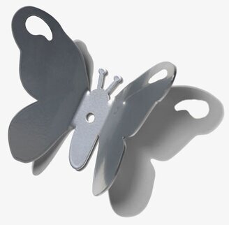 Hängare Fjäril silver från Pluto Produkter på vit vägg