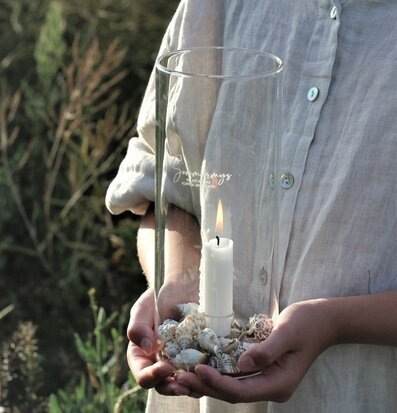 Bild av lugn miljö med ljuslykta och naturdetaljer