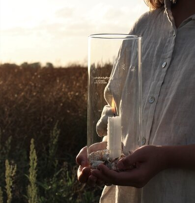 Bild av harmonisk sommarmys med ljuslykta och natur