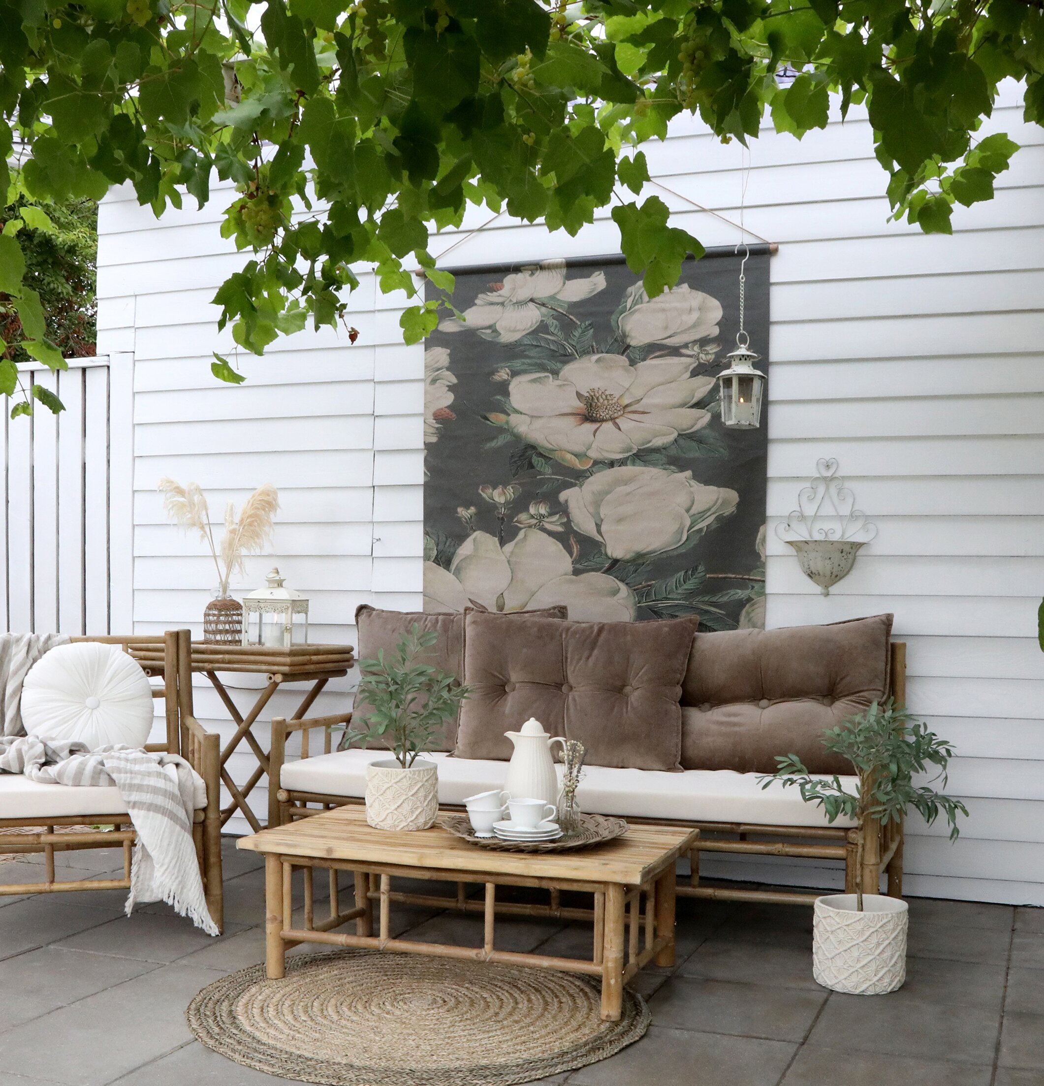 Brickbord Lyon Bambu från Chic Antique på en harmonisk uteplats