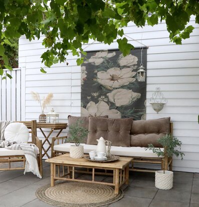 Brickbord Lyon Bambu från Chic Antique på en harmonisk uteplats