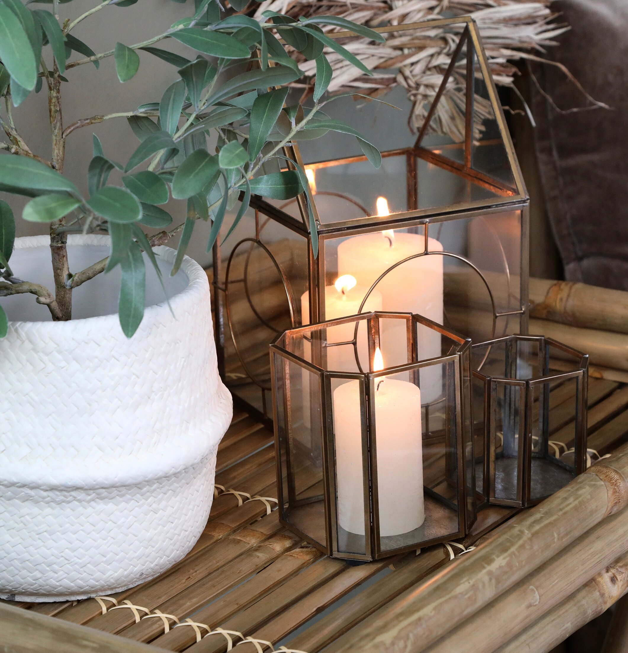 Brickbord Lyon Bambu från Chic Antique med dekor och ljuslyktor