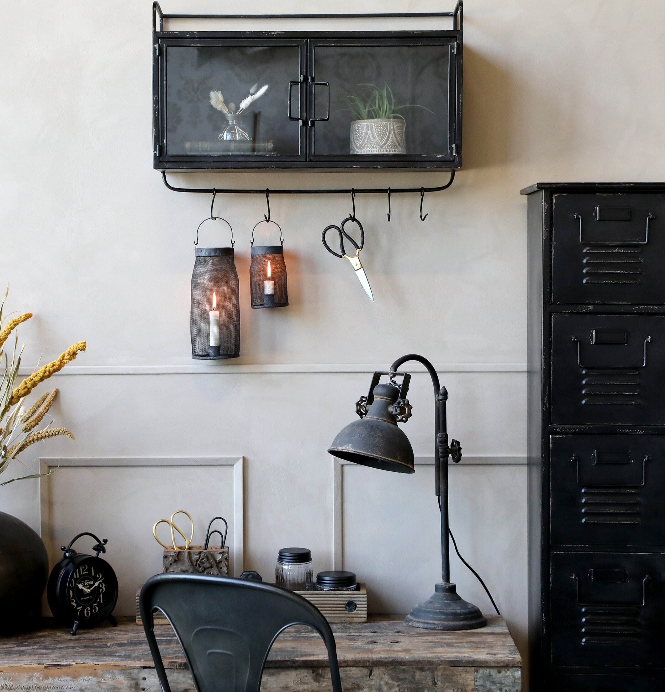 Bordslampa Factory från Chic Antique på rustikt träbord