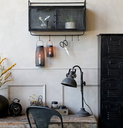 Bordslampa Factory från Chic Antique på rustikt träbord