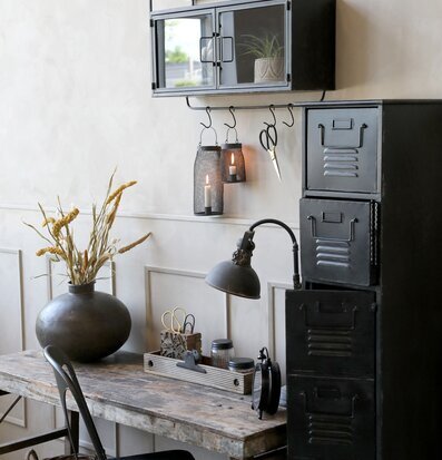 Bordslampa Factory från Chic Antique på rustikt träbord