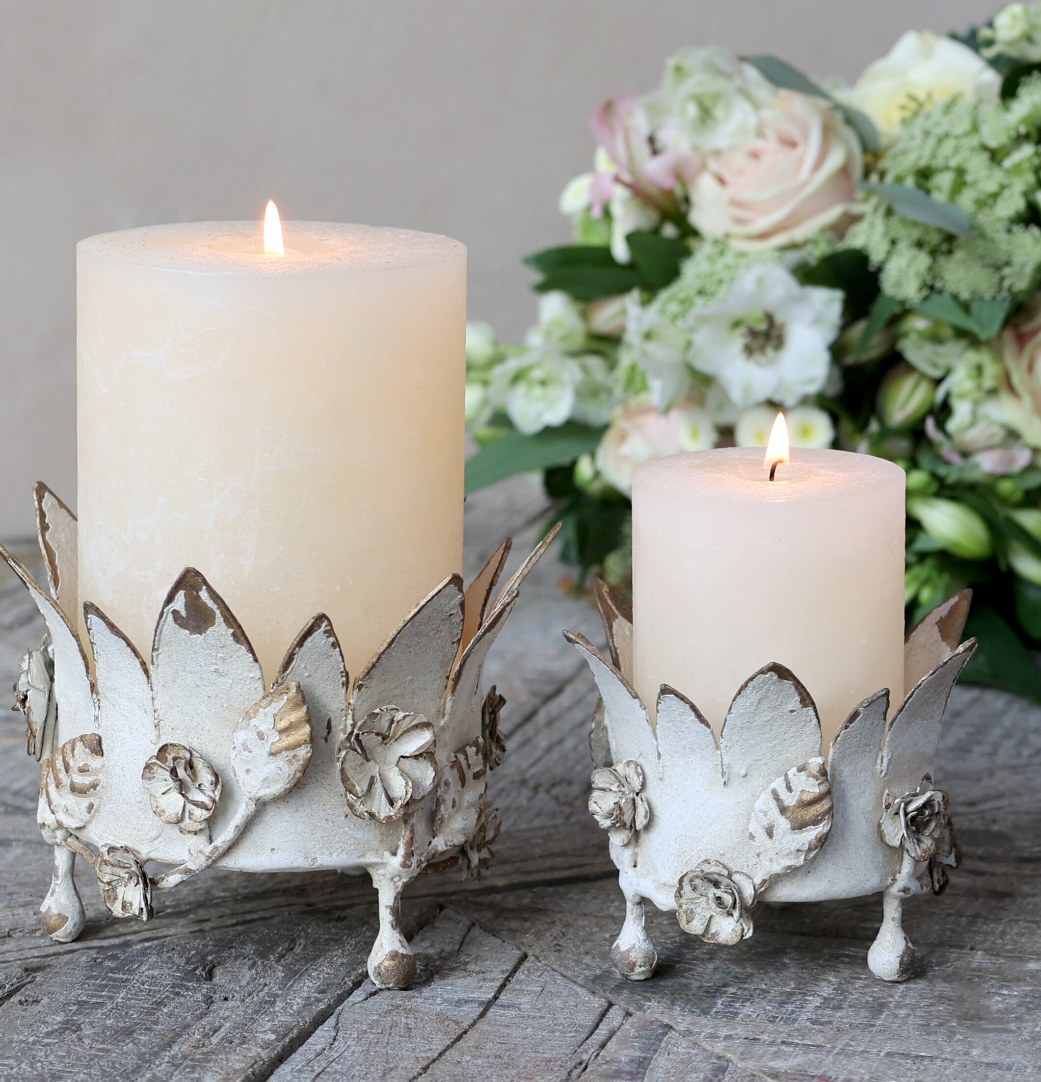 Ljusstake Krona Med Blomster från Chic Antique på träbord