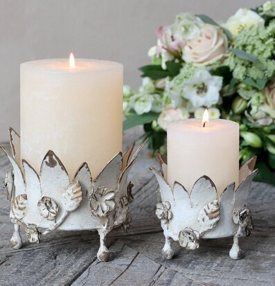 Ljusstake Krona Med Blomster från Chic Antique på träbord