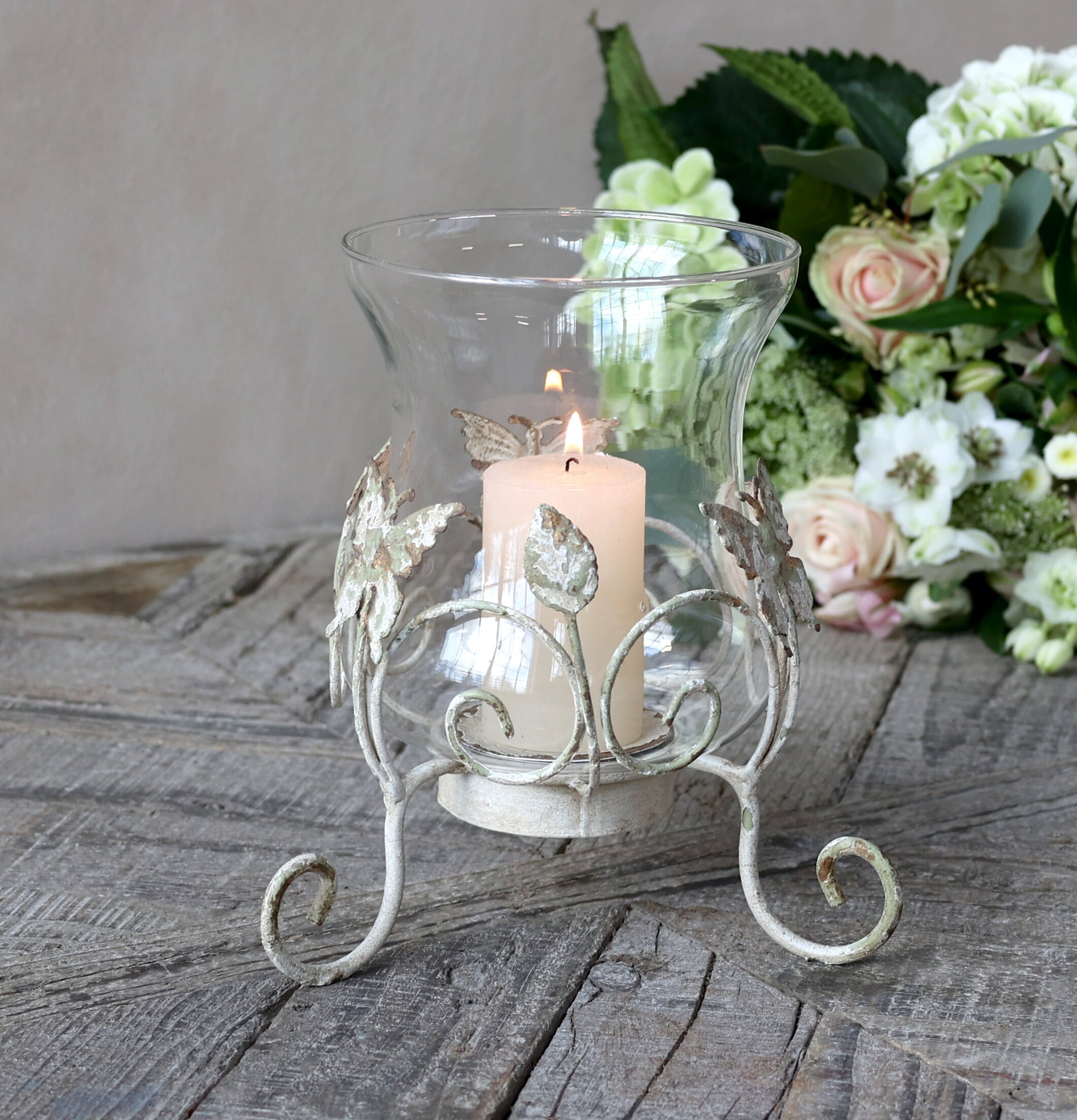 Bild av elegant ljusstake med fjärilar och blommor