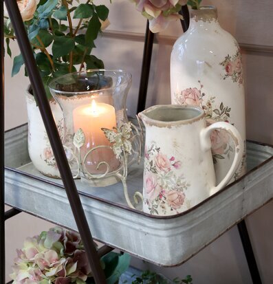 Bild av elegant interiör med ljusstake och blommor