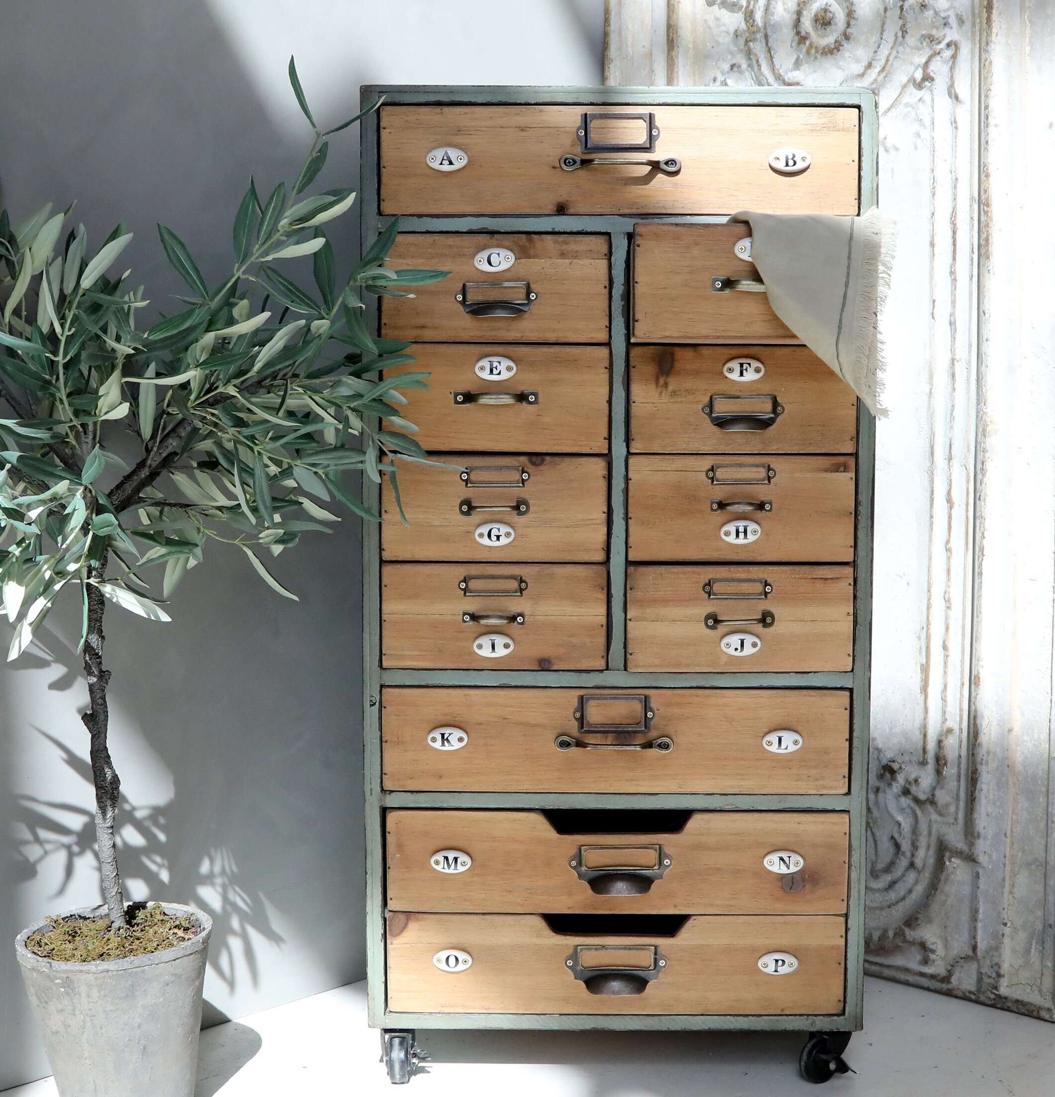 Gammal Fransk Byrå - 12 Lådor från Chic Antique i trä